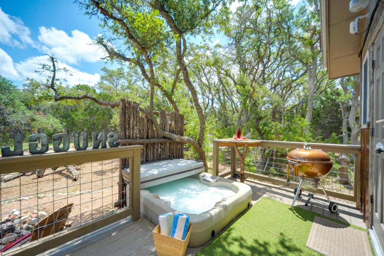 Snuggle Inn Wimberley Cabin With Fire Pit And Deck エクステリア 写真