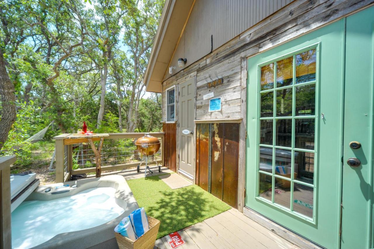 Snuggle Inn Wimberley Cabin With Fire Pit And Deck エクステリア 写真
