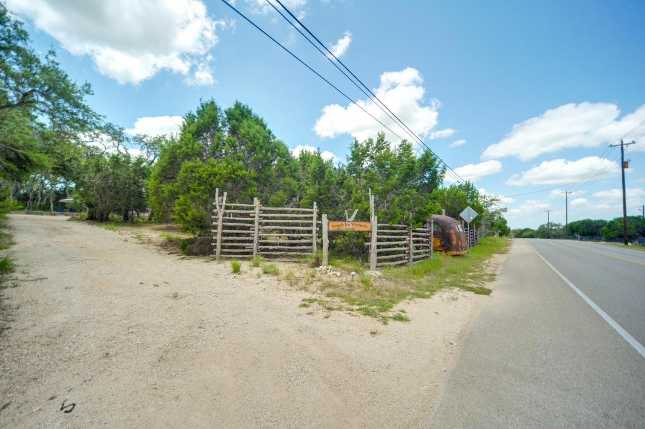 Snuggle Inn Wimberley Cabin With Fire Pit And Deck エクステリア 写真