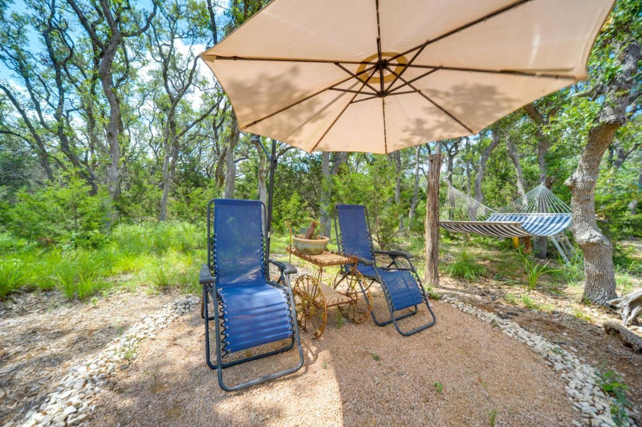 Snuggle Inn Wimberley Cabin With Fire Pit And Deck エクステリア 写真