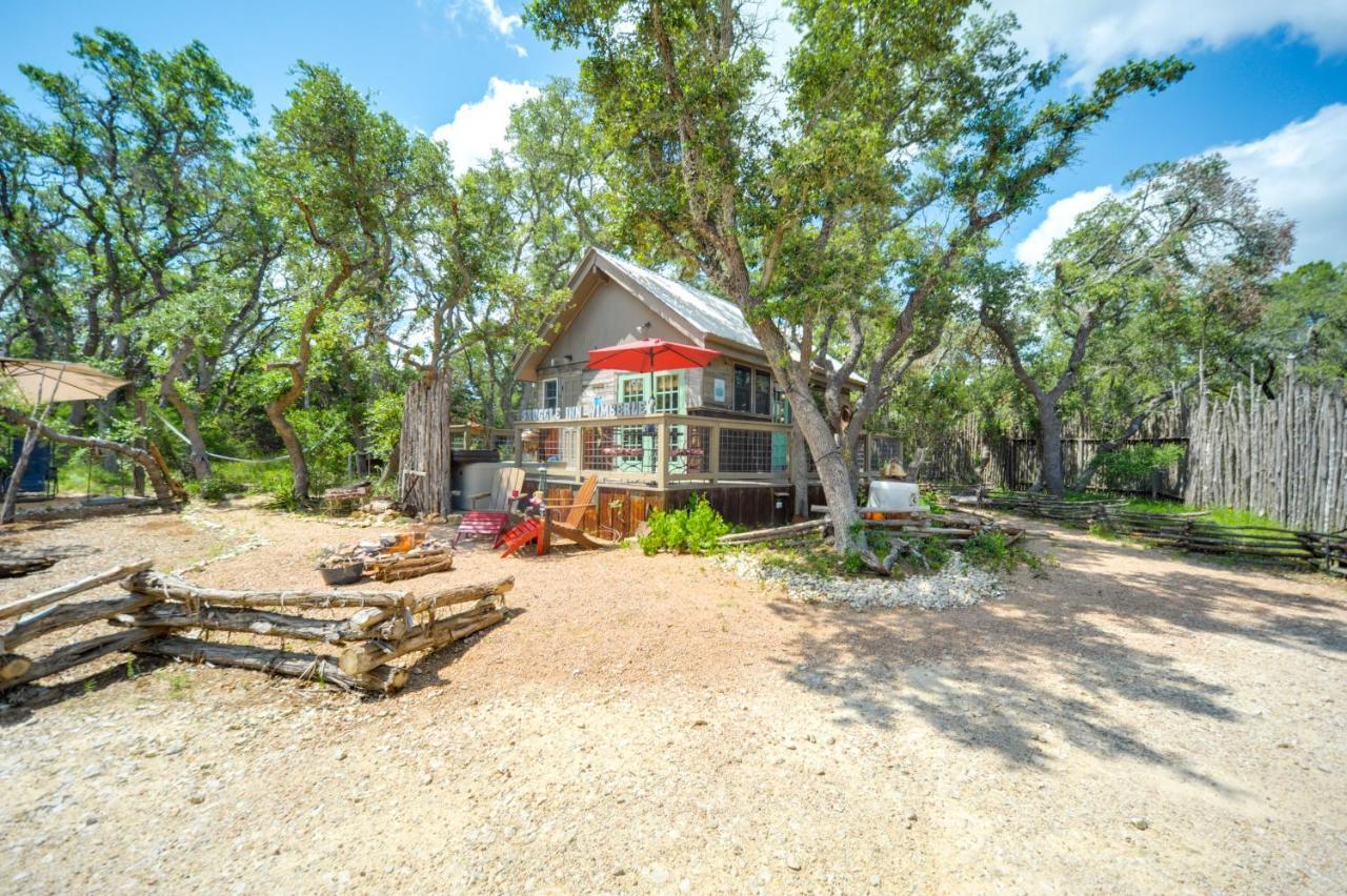 Snuggle Inn Wimberley Cabin With Fire Pit And Deck エクステリア 写真
