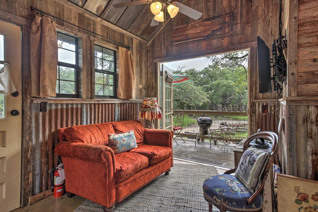 Snuggle Inn Wimberley Cabin With Fire Pit And Deck エクステリア 写真