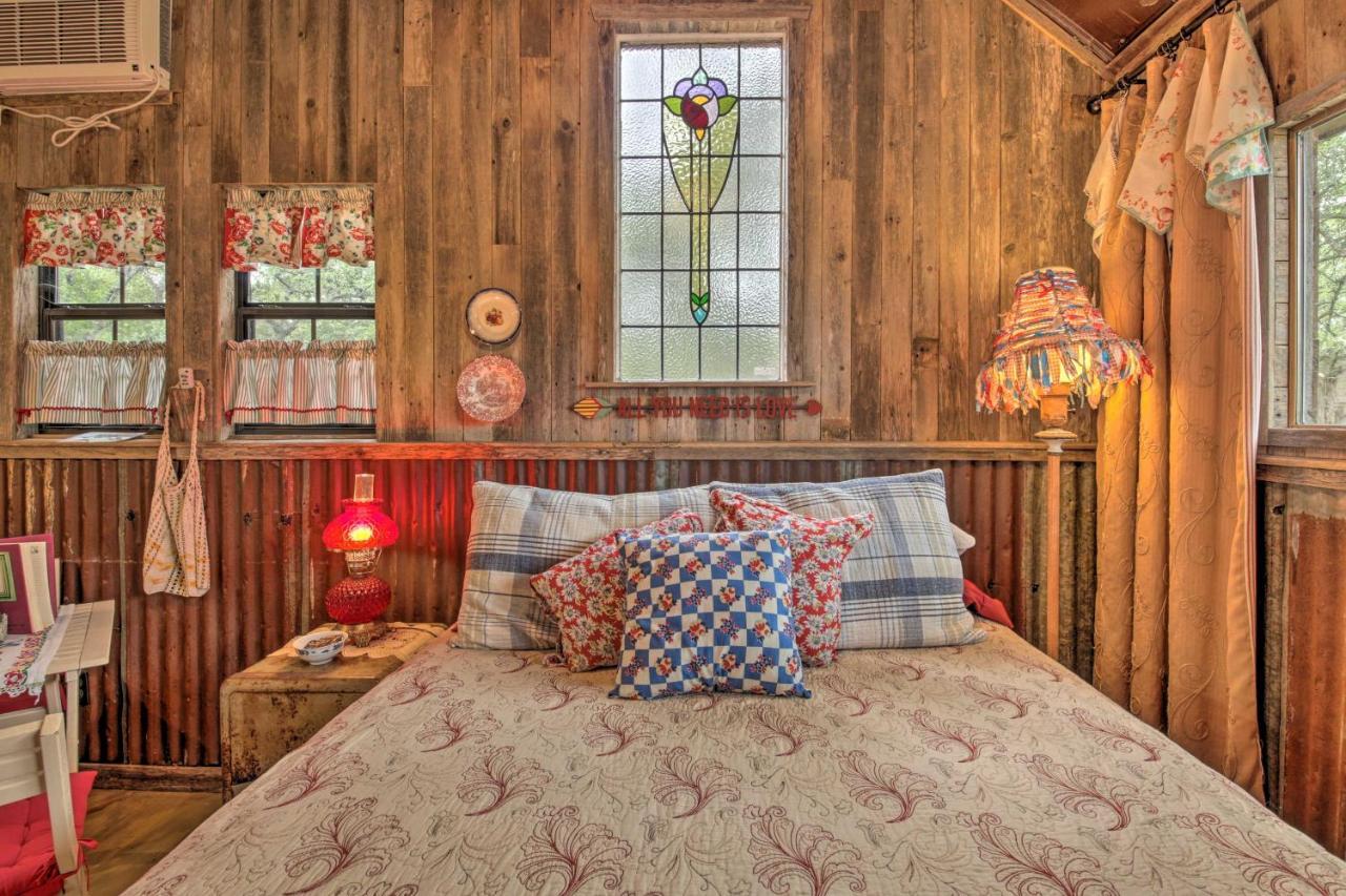 Snuggle Inn Wimberley Cabin With Fire Pit And Deck エクステリア 写真