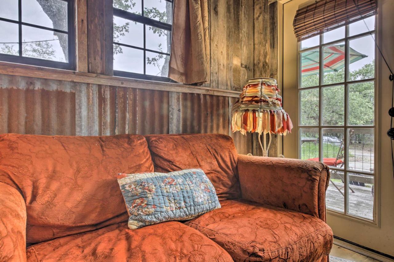 Snuggle Inn Wimberley Cabin With Fire Pit And Deck エクステリア 写真