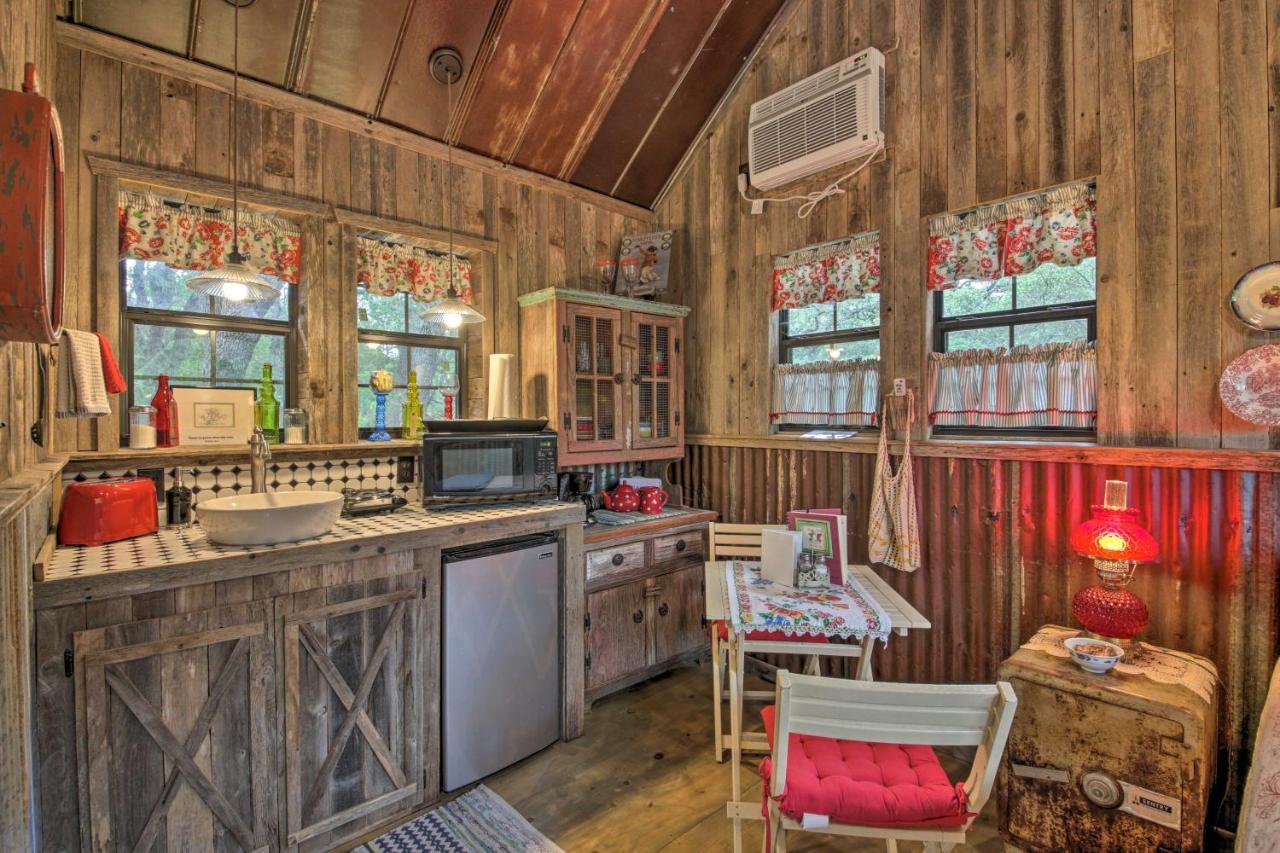 Snuggle Inn Wimberley Cabin With Fire Pit And Deck エクステリア 写真