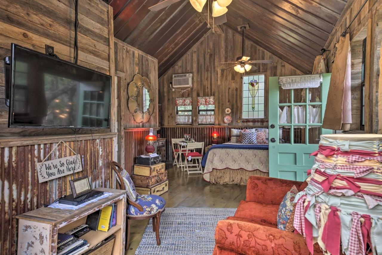 Snuggle Inn Wimberley Cabin With Fire Pit And Deck エクステリア 写真