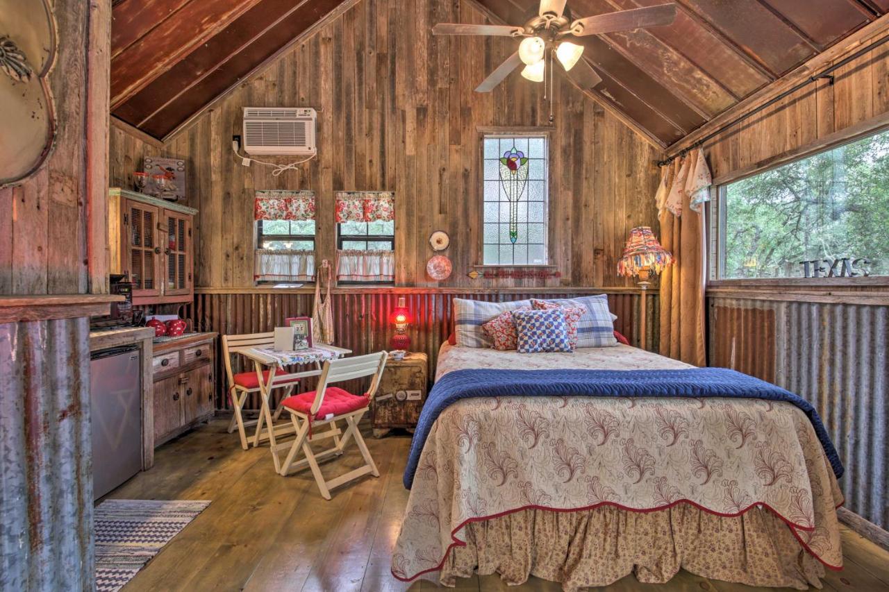 Snuggle Inn Wimberley Cabin With Fire Pit And Deck エクステリア 写真