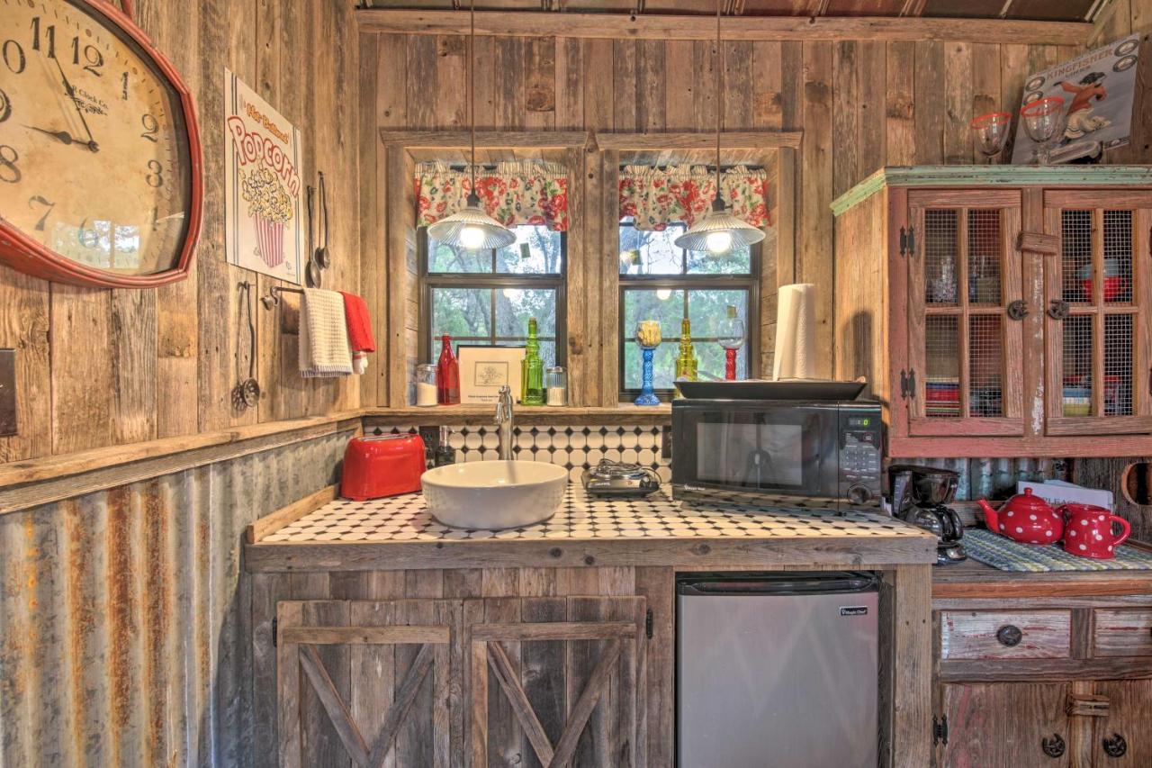 Snuggle Inn Wimberley Cabin With Fire Pit And Deck エクステリア 写真