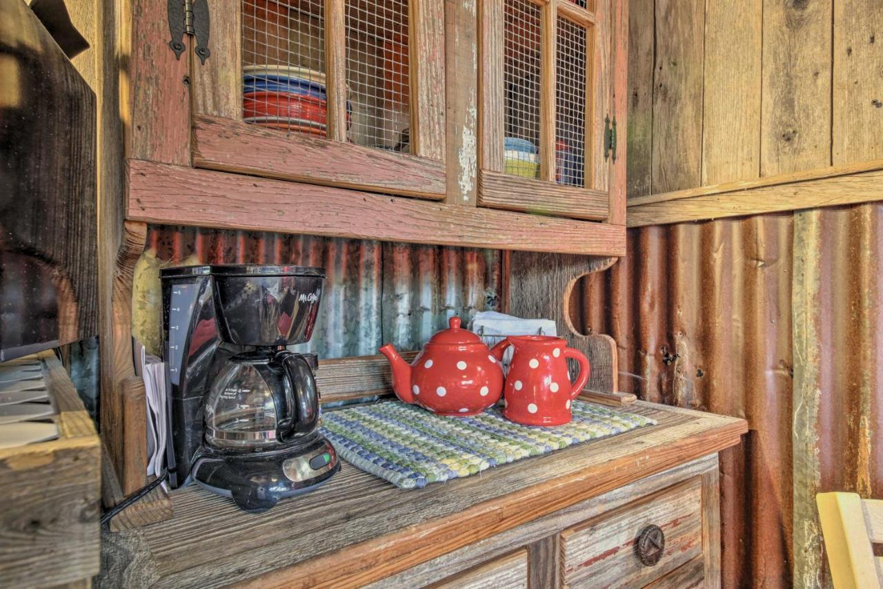 Snuggle Inn Wimberley Cabin With Fire Pit And Deck エクステリア 写真