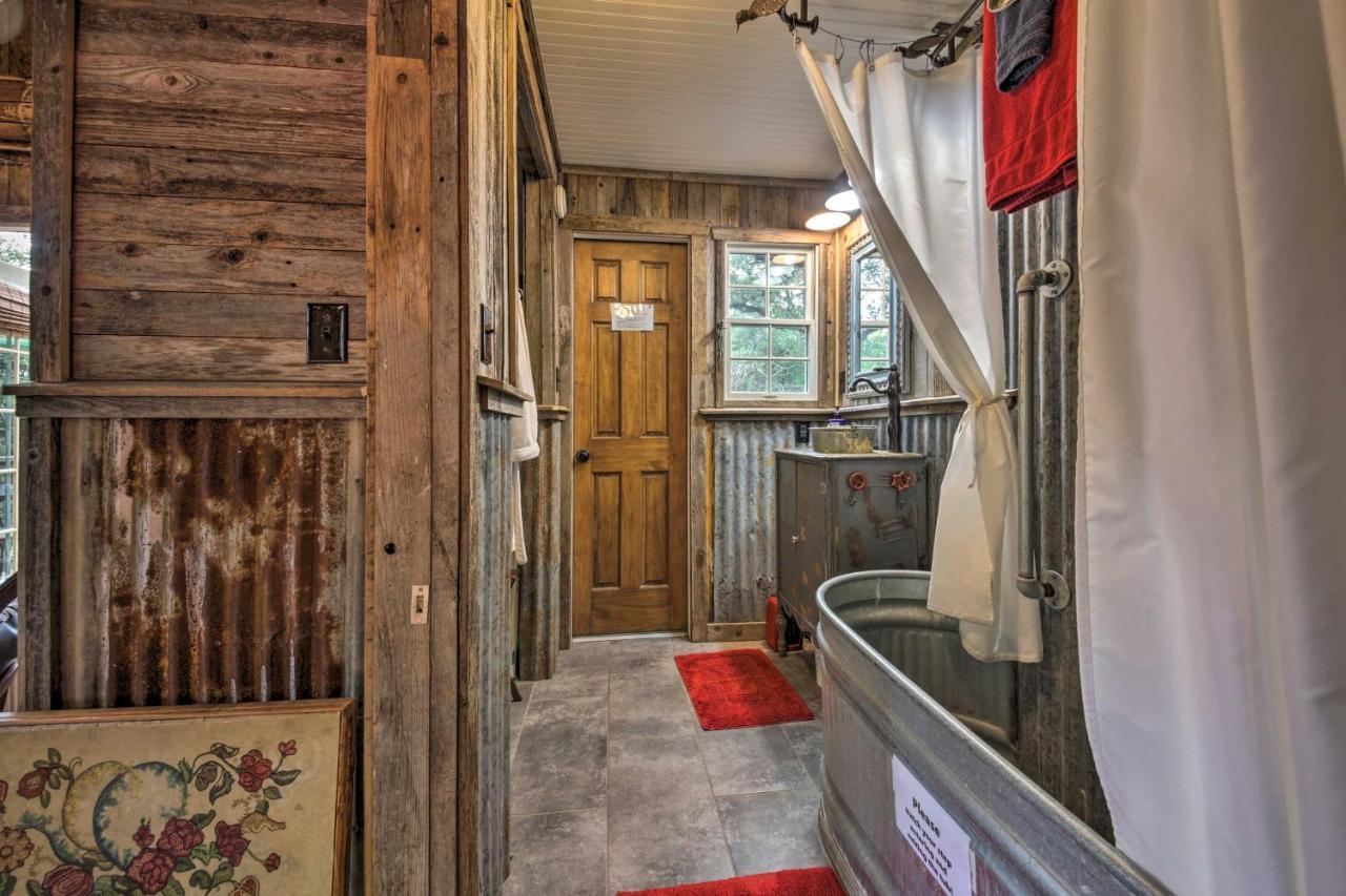 Snuggle Inn Wimberley Cabin With Fire Pit And Deck エクステリア 写真