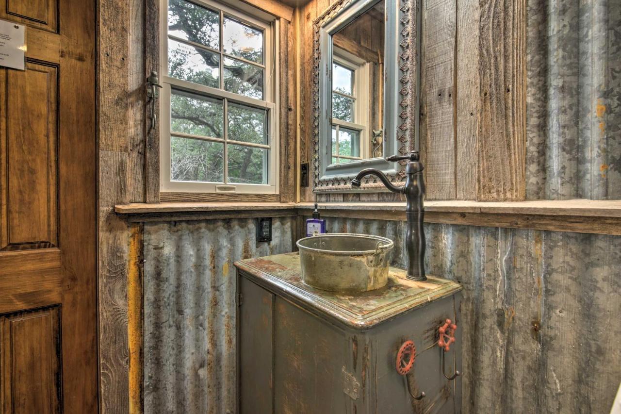 Snuggle Inn Wimberley Cabin With Fire Pit And Deck エクステリア 写真